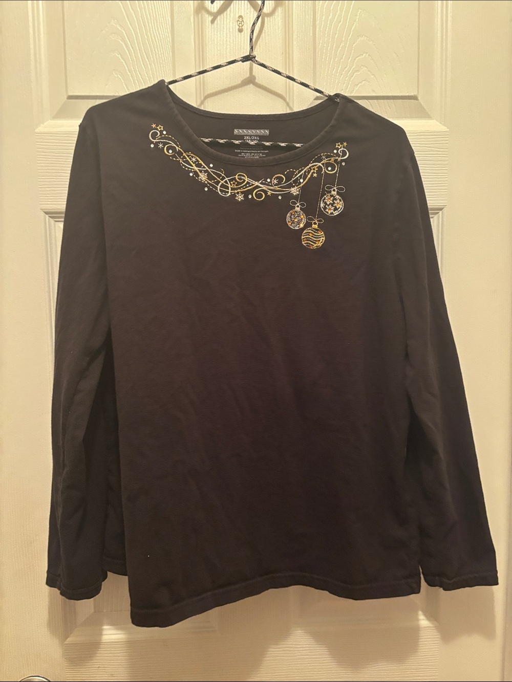 Source Unknown Black Long-Sleeve Top with Gold Necklace Motif